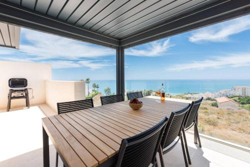 House with Jacuzzi and Amazing Sea Views, sauna and gym