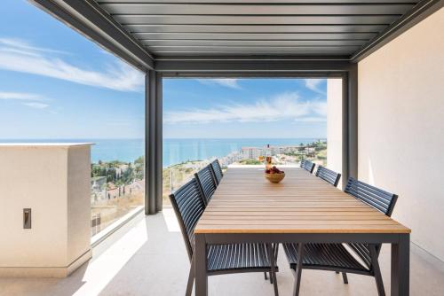House with Jacuzzi and Amazing Sea Views, sauna and gym