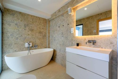 Ένα μπάνιο στο Luxury House with Private Pool, Jacuzzi and Wellness Spa