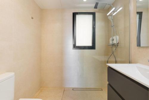 Ένα μπάνιο στο House with Private Spa and Pool, with access to Sauna and Gym