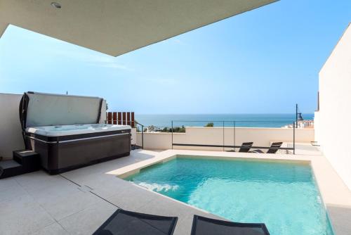 House with Private Spa and Pool, with access to Sauna and Gym