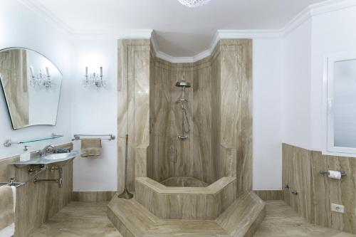 ein Bad mit einer Holzdusche und einem Waschbecken in der Unterkunft Exclusive Villa with Heated Pool in Maspalomas