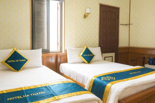 zwei Betten nebeneinander in einem Zimmer in der Unterkunft Hà Thành Motel Bắc Ninh in Bắc Ninh