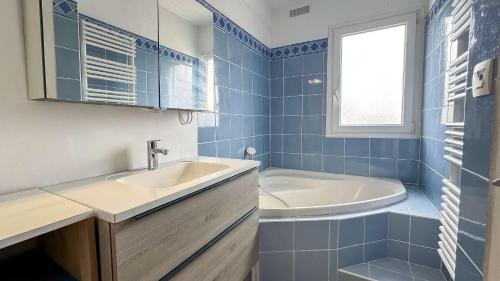 Et badeværelse på Superbe villa avec piscine chauffée