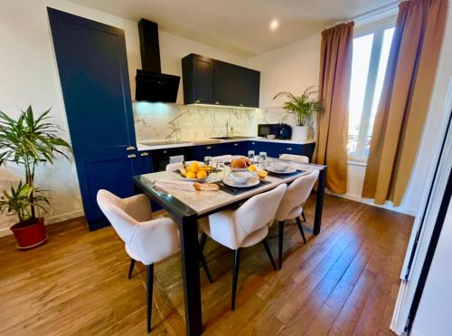 モーにあるDispo Noël - 20 min Disneyland Parisのダイニングルームテーブル(椅子付)、フルーツが備わります。