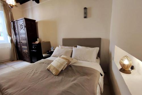 Postel nebo postele na pokoji v ubytování Riad de charme L'Oasis d'Essaouira - Chambre Luxe en Terrasse