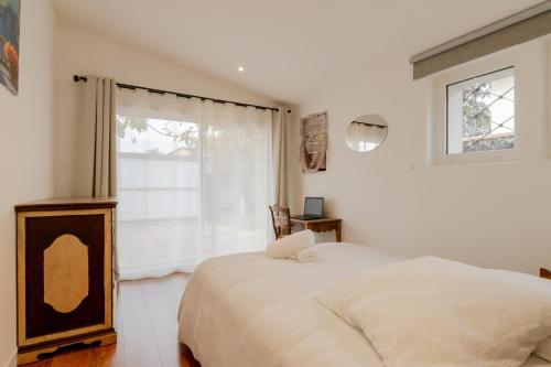 Ένα ή περισσότερα κρεβάτια σε δωμάτιο στο Villa Amistad - Glycine - centre - parking - jardin - logement partagé -