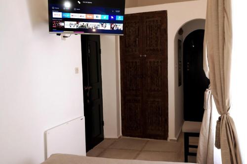 uma televisão de tela plana acima de uma porta em um quarto em Riad de charme l'Oasis d'Essaouira - Suite Luxe em Essaouira