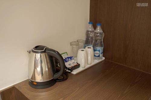 Majestic Castle في لوديانا: غلاية الشاي على كاونتر مع زجاجات المياه