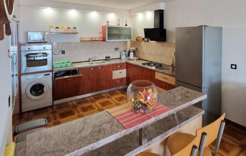 2 Bedroom Cozy Apartment In Omis