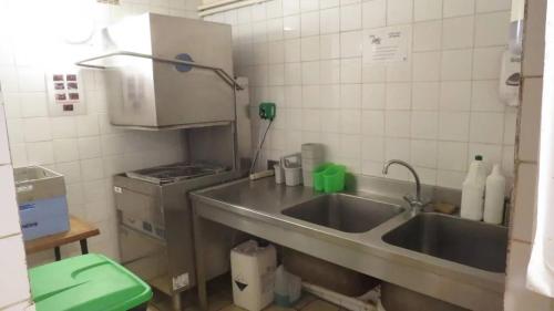 una cucina con un lavello e un piano di lavoro di Spacieuse maison avec piscine partagée à Razès a Razès