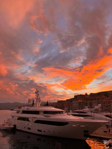 a large boat docked in the water with a sunset at Il giardino di Gaia in Portoferraio