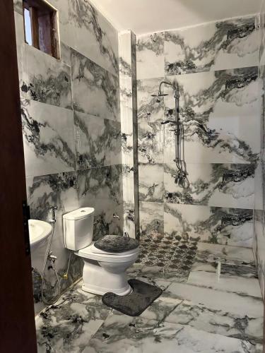 Ένα μπάνιο στο Badji