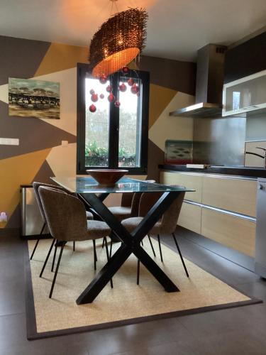 una sala da pranzo con tavolo e sedie in vetro di L'Eugenie a Pierrefonds