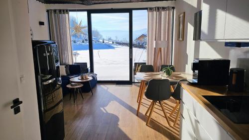 Køkken eller tekøkken på Domki Pod Lasem - Domek Bukowy