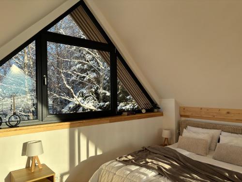 En eller flere senge i et værelse på Domki Pod Lasem - Domek Bukowy