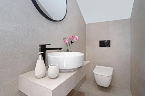 Et badeværelse på Princess Margaret Luxury Villa