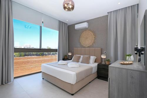 En eller flere senge i et værelse på Princess Margaret Luxury Villa