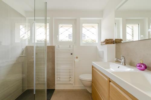 Ένα μπάνιο στο Villa Amistad - Chambre Chêne - Centre - parking - jardin - logement partagé -