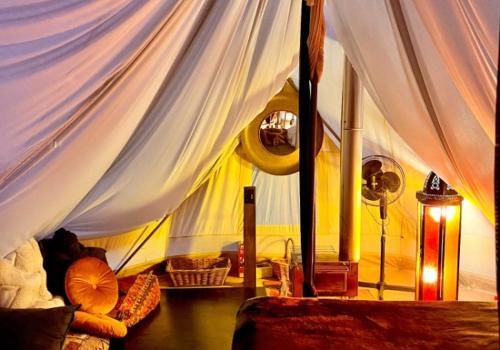 Kanimbia Luxury Glamping في Obi Obi: غرفة نوم بسرير مع مظلة بيضاء