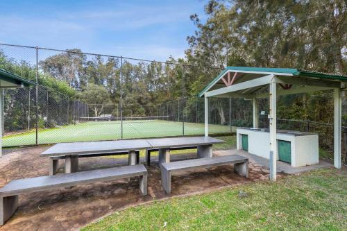 Facilități de tenis și/sau squash la sau în apropiere de Fathoms 8 - 2BR beach resort apartment