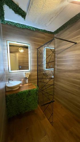 Romantic Chalet with Jacuzzi & Sauna 2- Trebević near Sarajevo في سراييفو: حمام مزود بحوض ومِرآة