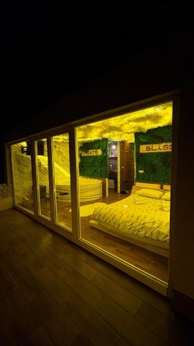 Romantic Chalet with Jacuzzi & Sauna 2- Trebević near Sarajevo في سراييفو: غرفة بها سريرين داخل نافذة