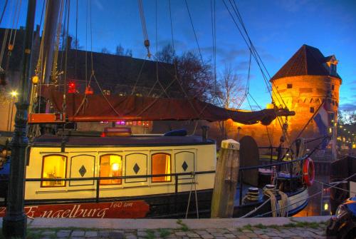 a boat is docked in front of a castle at Klipper Engelburg in Zwolle