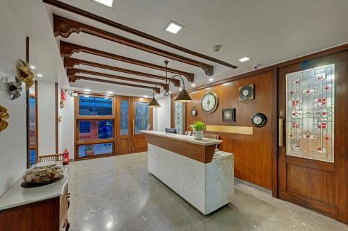 eine Lobby mit einer Theke und Uhren an der Wand in der Unterkunft Comfort Inn Emerald in Dapoli