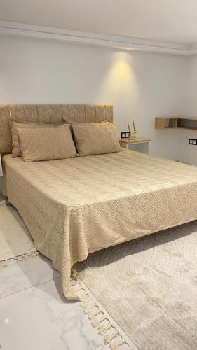 a large bed in a white room with a large bed at Le Paradisblanc in Kelibia