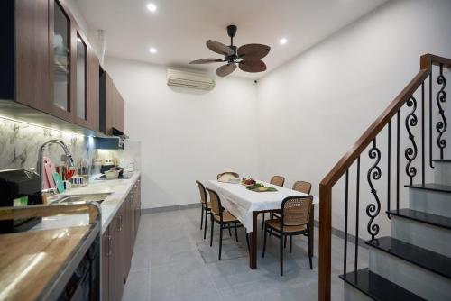 O bucătărie sau chicinetă la NGÕ Full house-Old Quarter-Cozy&Modern-6 bedrooms