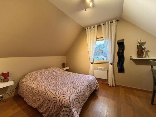 にあるAux Forts Champsのベッドと窓のある小さな寝室