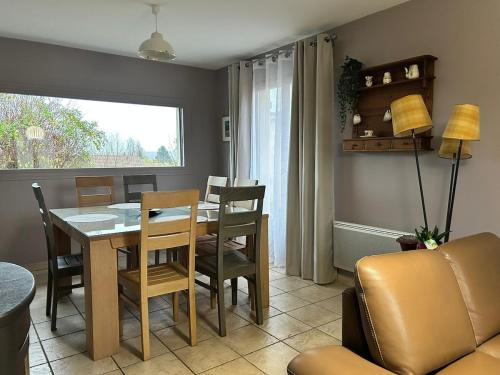 にあるAux Forts Champsのテーブルと椅子のあるダイニングルーム