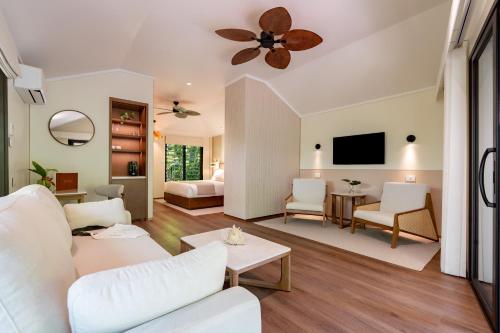 Nala Resort في ميشن بيتش: غرفة معيشة مع أريكة بيضاء وتلفزيون
