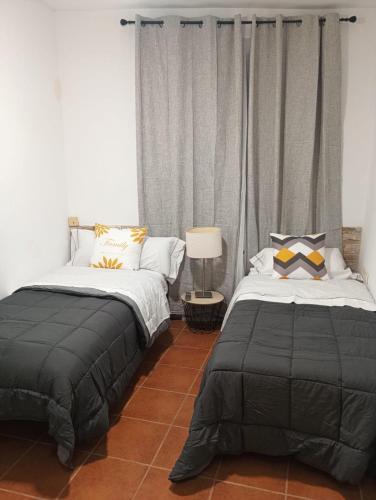 Dos camas una al lado de la otra en un dormitorio. en Apt Santa Cruz de Caravaca, en Caravaca de la Cruz