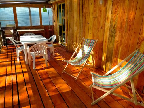 les chalets d'alzen في Alzen: شرفة بها كراسي وطاولة، وطاولة وكراسي.