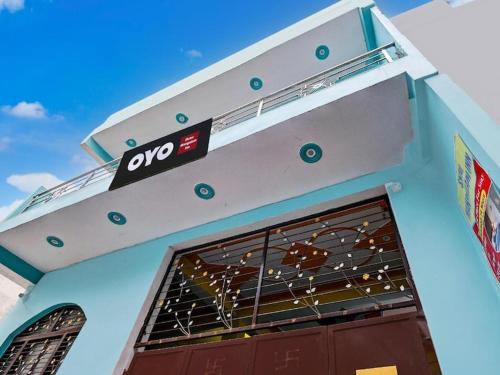 ein Schild über einer Tür eines Gebäudes in der Unterkunft Shree mangalam lnn in Prayagraj