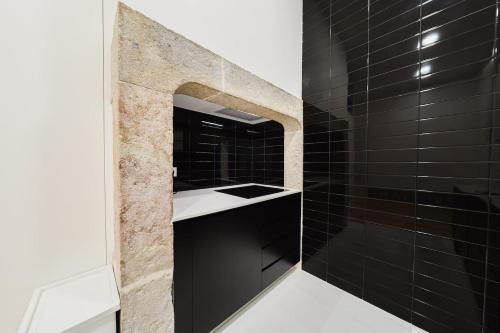 Heart of Lisbon Luxury Stay for 10 wAC