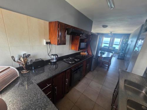 een keuken met een spoelbak en een aanrechtblad bij Amanzi 1305 in Vosburg