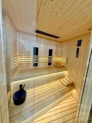 a sauna with a blue vase sitting in the middle at Apartamenty Molus na Rynku Staromiejskim in Toruń