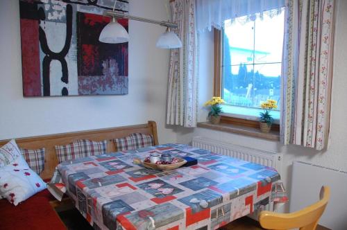 Un pat sau paturi într-o cameră la Haus Hart Im Zillertal