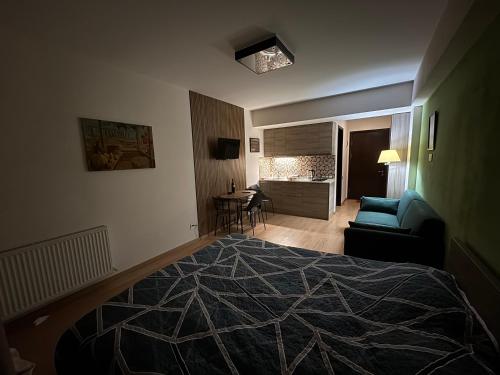 una camera con letto blu e un soggiorno di New Gudauri Studio a Gudauri