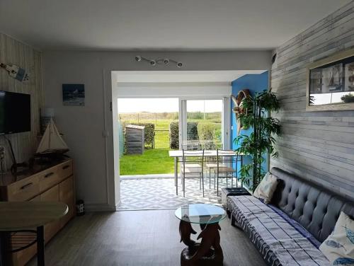 a living room with a couch and a table at Appartement cosy à Damgan avec vue mer 32 m² in Damgan