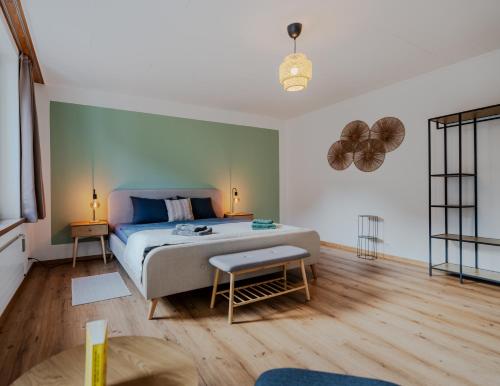 Postel nebo postele na pokoji v ubytování Spacious, stylish & central apartment, Great excursions in surrounding area