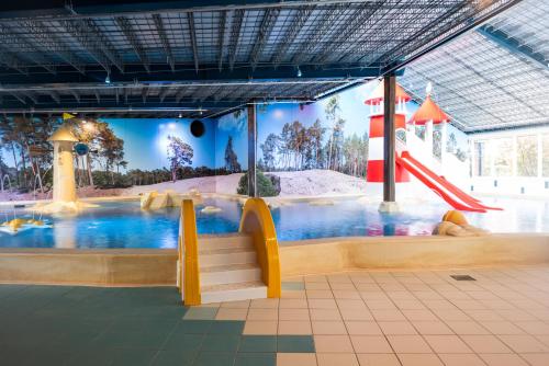 RheezeKampeerdorp de Zandstuve - Kindvriendelijke Vakantiepark的一个带水滑梯和水滑梯的水上公园