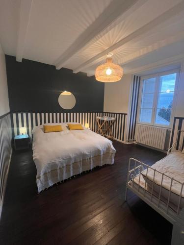 Postel nebo postele na pokoji v ubytování Maison de bourg Charras, 11 personnes, piscine