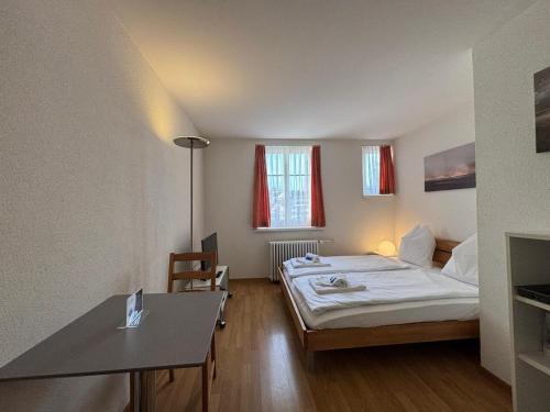 una stanza con un letto e un tavolo di Studio at famous Storchengasse - Stork 45 a Zurigo