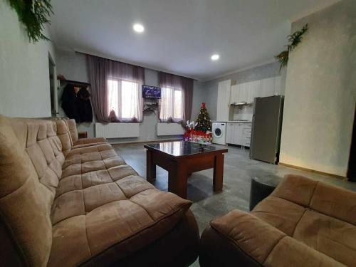 un soggiorno con un divano e un tavolo di Tsemi Guesthouse of the Mountains a Tba