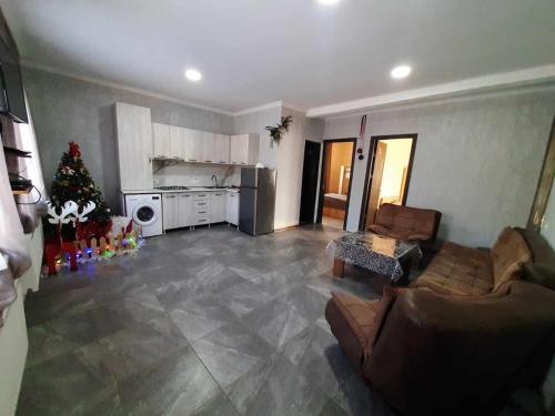 un soggiorno con divano e albero di Natale di Tsemi Guesthouse of the Mountains a Tba