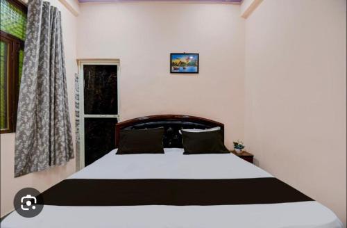 ein Schlafzimmer mit einem großen Bett in einem Zimmer in der Unterkunft Shree mangalam lnn in Prayagraj